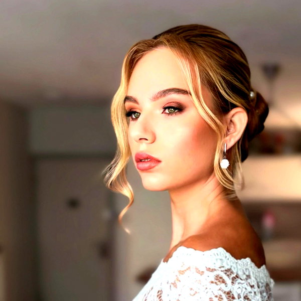 lilia_makeupartist_il lilia_makeupartist_il archive image