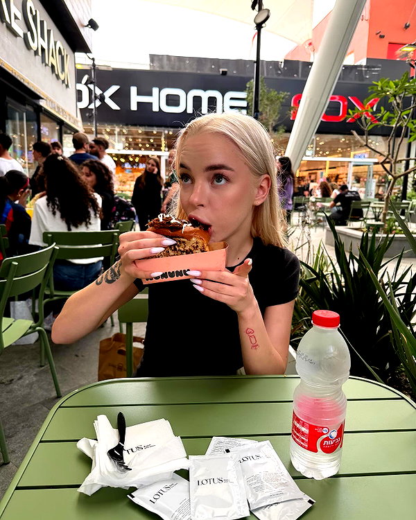 mariacherry_girl instagram image archive image