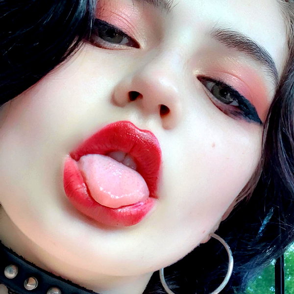 queen.nephie instagram image archive image