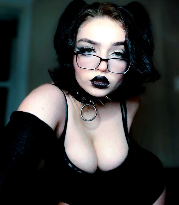 queen.nephie instagram image archive image