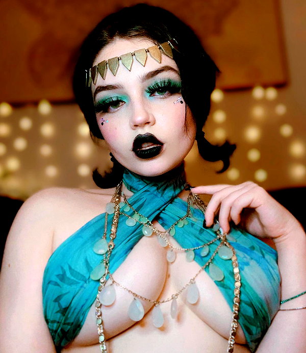 queen.nephie instagram image archive image