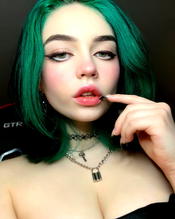 queen.nephie instagram image archive image