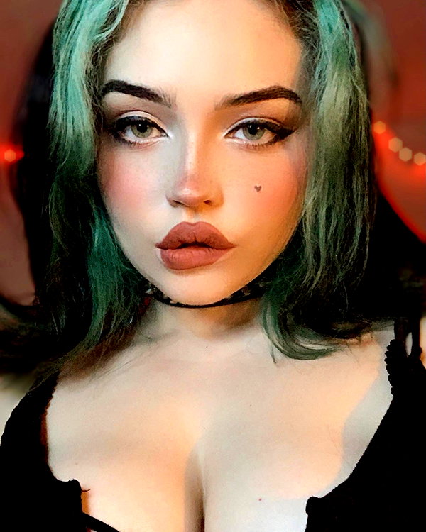 queen.nephie instagram image archive image