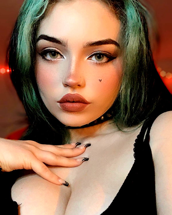 queen.nephie instagram image archive image