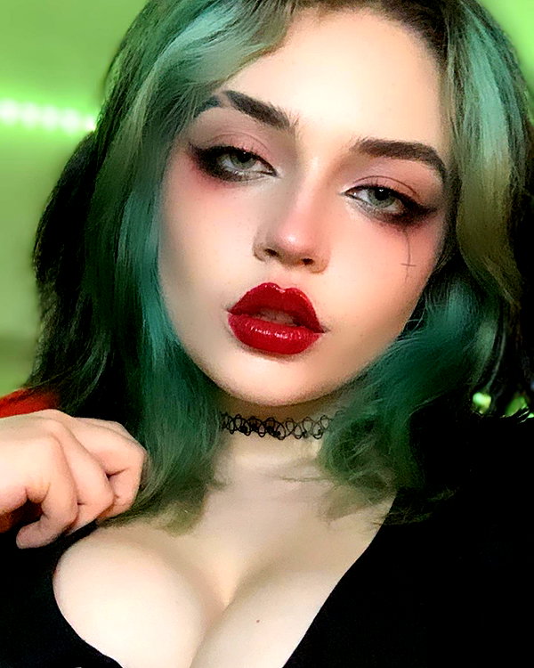 queen.nephie instagram image archive image