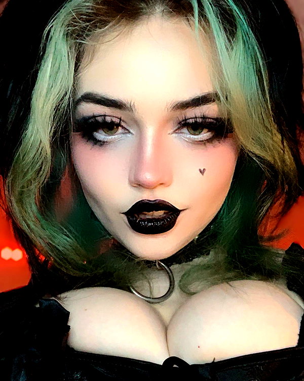 queen.nephie instagram image archive image