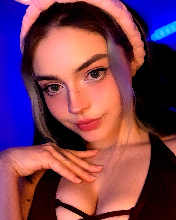 queen.nephie instagram image archive image