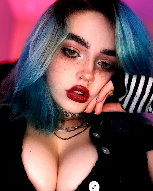 queen.nephie instagram image archive image