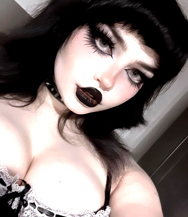 queen.nephie instagram image archive image