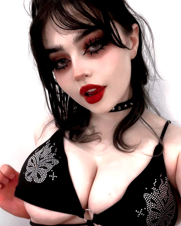 queen.nephie instagram image archive image