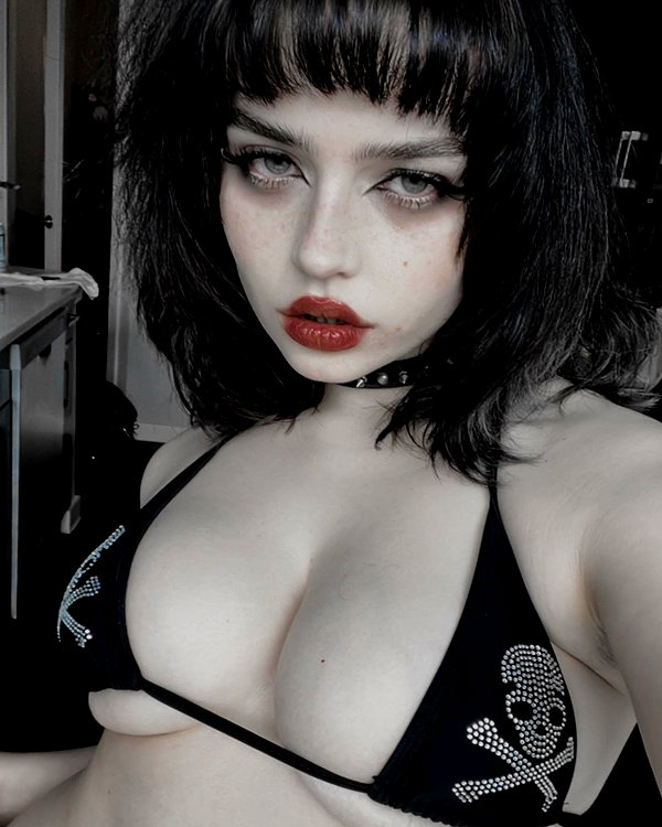 queen.nephie instagram image archive image