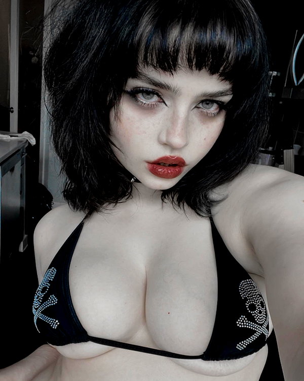 queen.nephie instagram image archive image