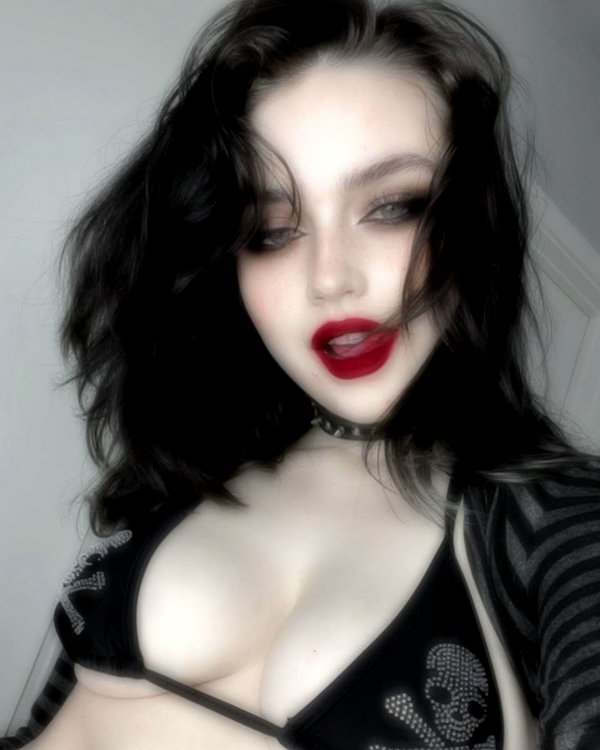 queen.nephie instagram image archive image