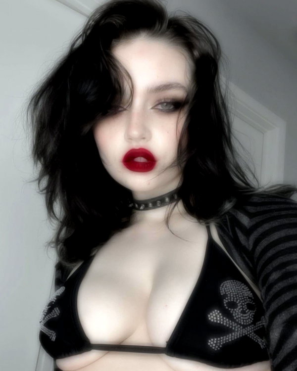 queen.nephie instagram image archive image