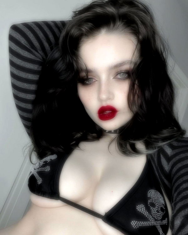 queen.nephie instagram image archive image
