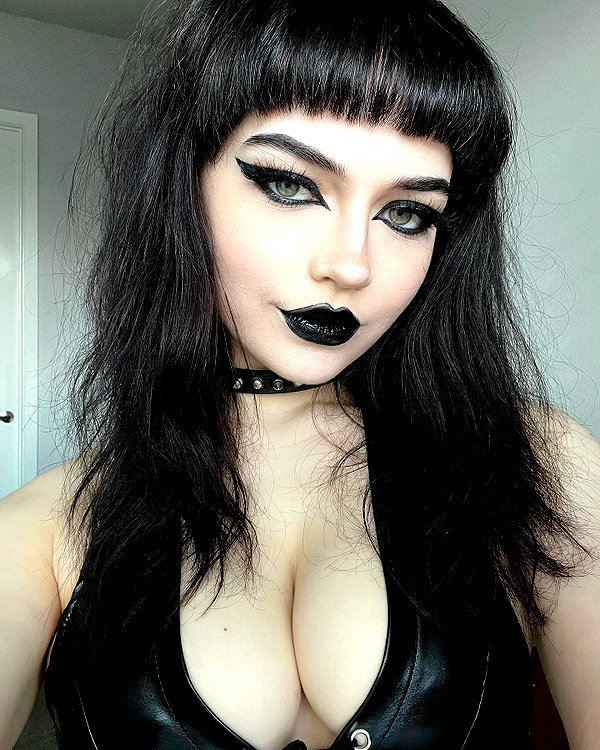 queen.nephie instagram image archive image