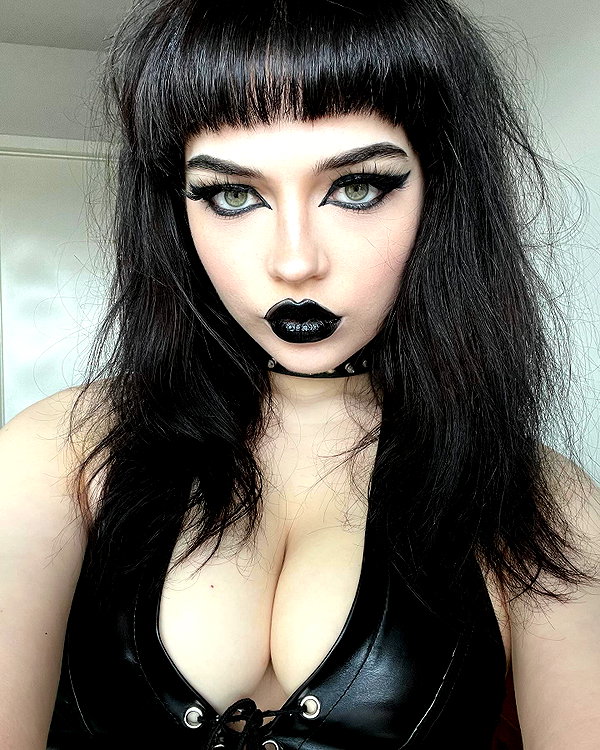 queen.nephie instagram image archive image