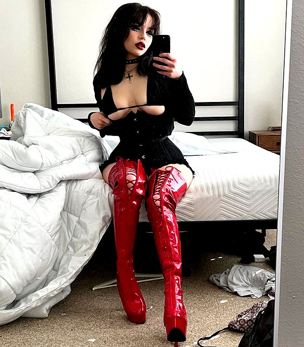 queen.nephie instagram image archive image