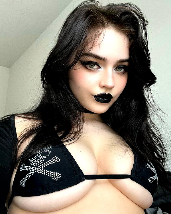 queen.nephie instagram image archive image