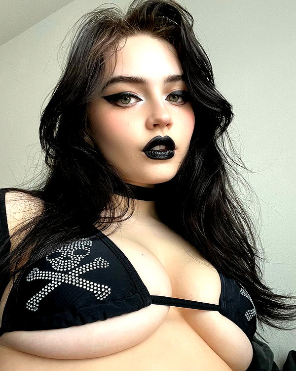 queen.nephie instagram image archive image