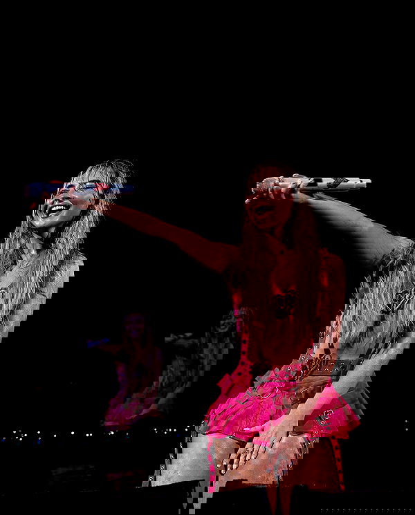 sabrinacarpenter sabrinacarpenter archive image