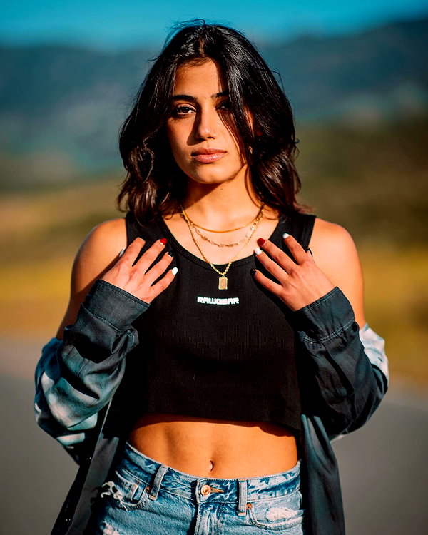 sarasaffari__ instagram image archive image