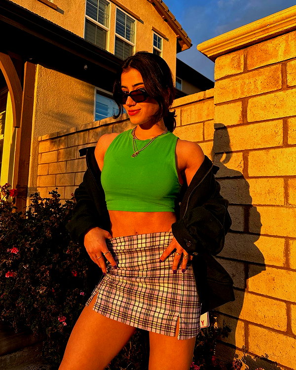 sarasaffari__ instagram image archive image