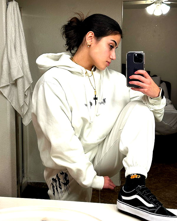 sarasaffari__ instagram image archive image