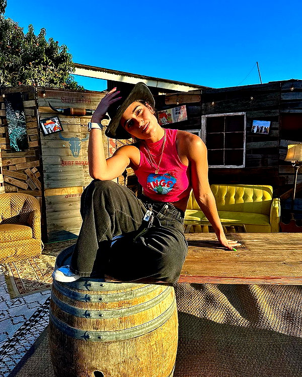 sarasaffari__ instagram image archive image