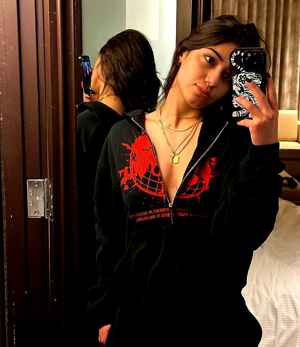 sarasaffari__ instagram image archive image