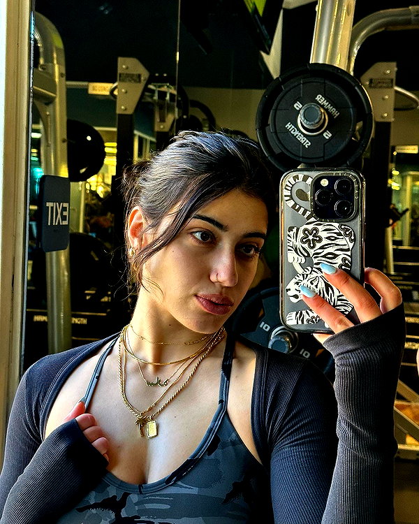 sarasaffari__ instagram image archive image