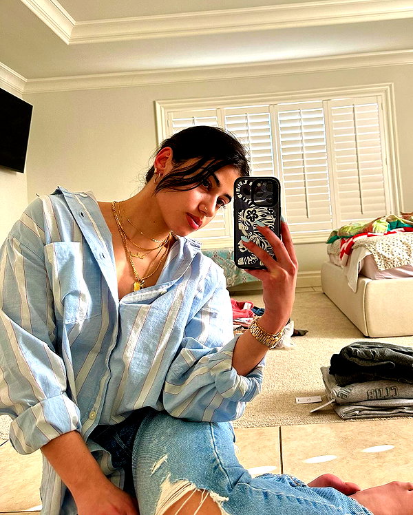 sarasaffari__ instagram image archive image