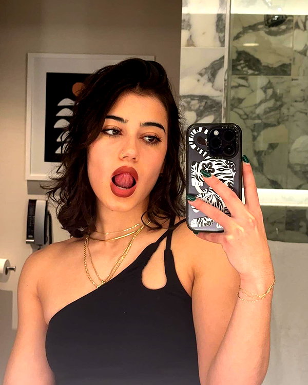 sarasaffari__ instagram image archive image