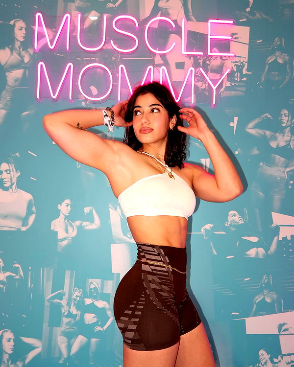 sarasaffari__ instagram image archive image