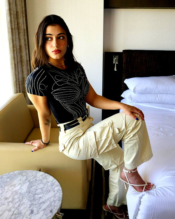 sarasaffari__ instagram image archive image