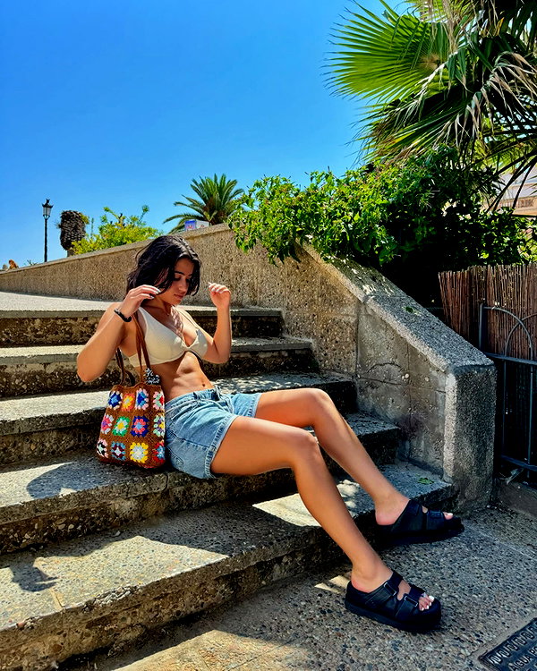sarasaffari__ instagram image archive image