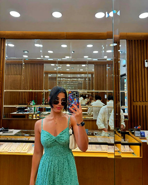 sarasaffari__ instagram image archive image