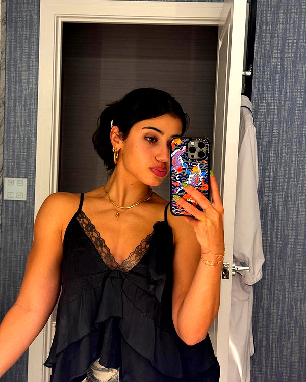 sarasaffari__ instagram image archive image