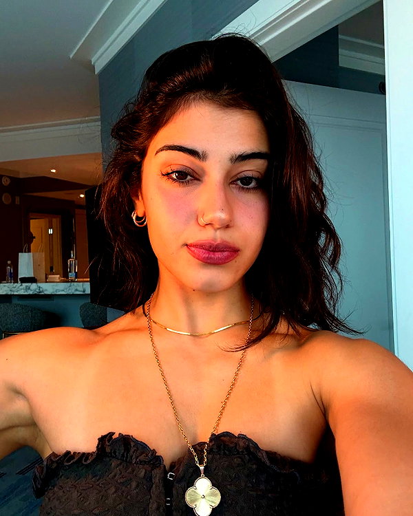 sarasaffari__ instagram image archive image
