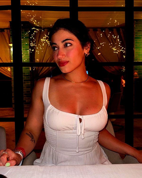 sarasaffari__ instagram image archive image