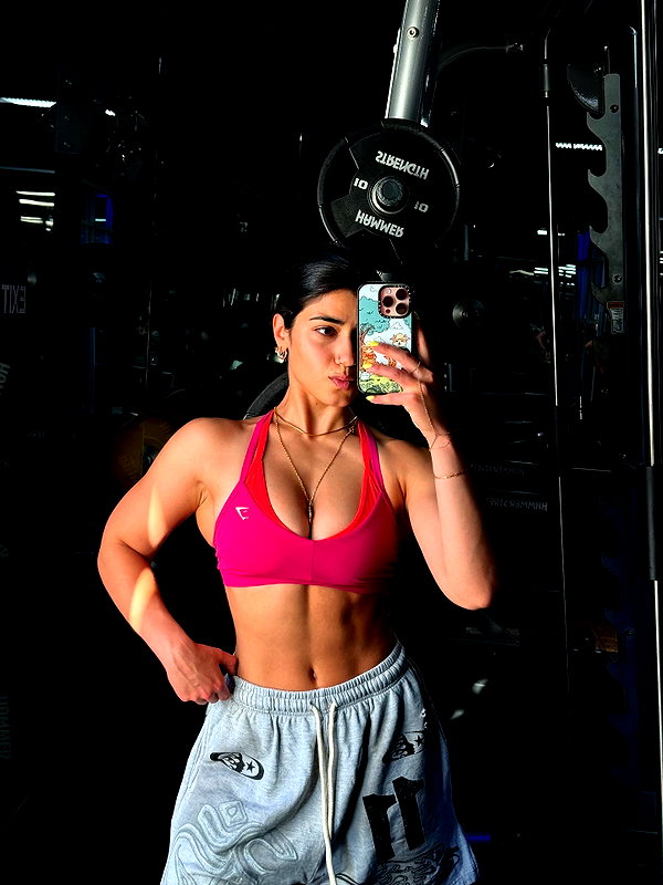 sarasaffari__ instagram image archive image
