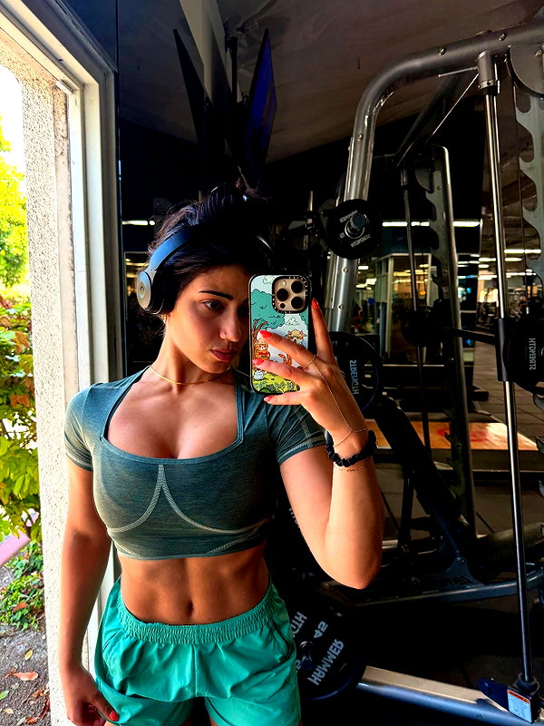 sarasaffari__ instagram image archive image