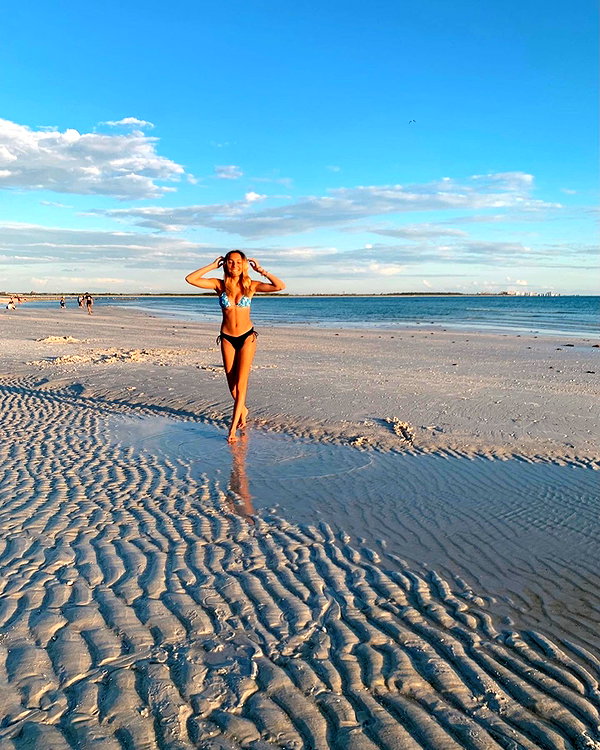 sydneygoldsmithh instagram image archive image