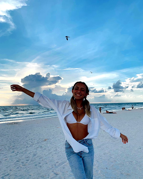 sydneygoldsmithh instagram image archive image