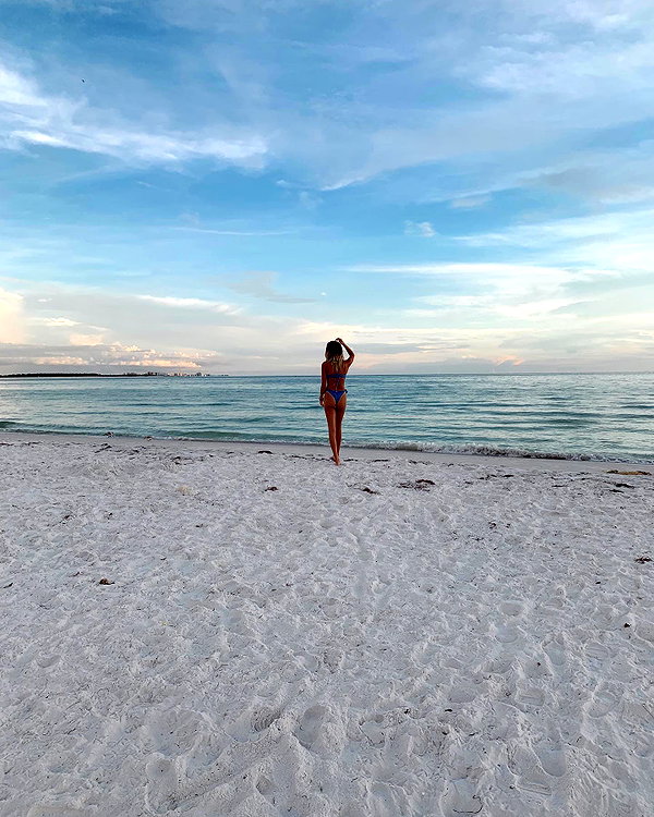 sydneygoldsmithh instagram image archive image