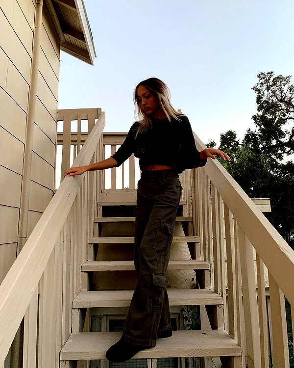 sydneygoldsmithh instagram image archive image