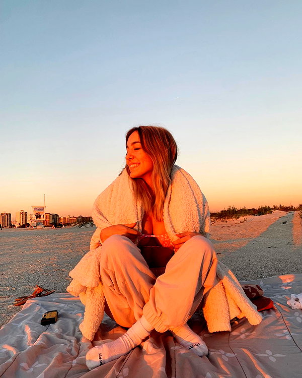 sydneygoldsmithh instagram image archive image