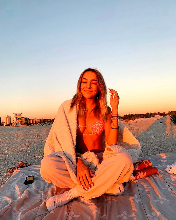 sydneygoldsmithh instagram image archive image