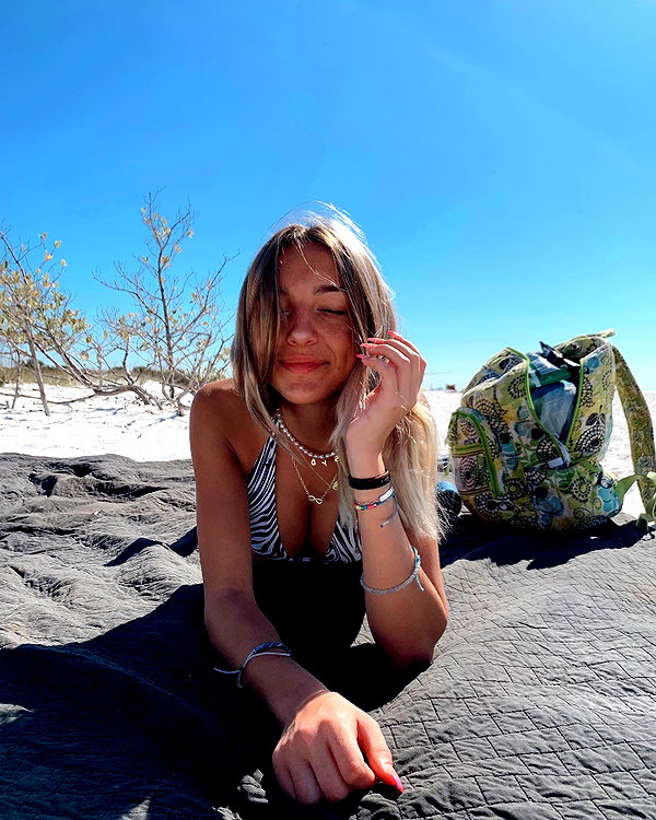 sydneygoldsmithh instagram image archive image
