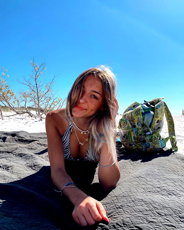 sydneygoldsmithh instagram image archive image